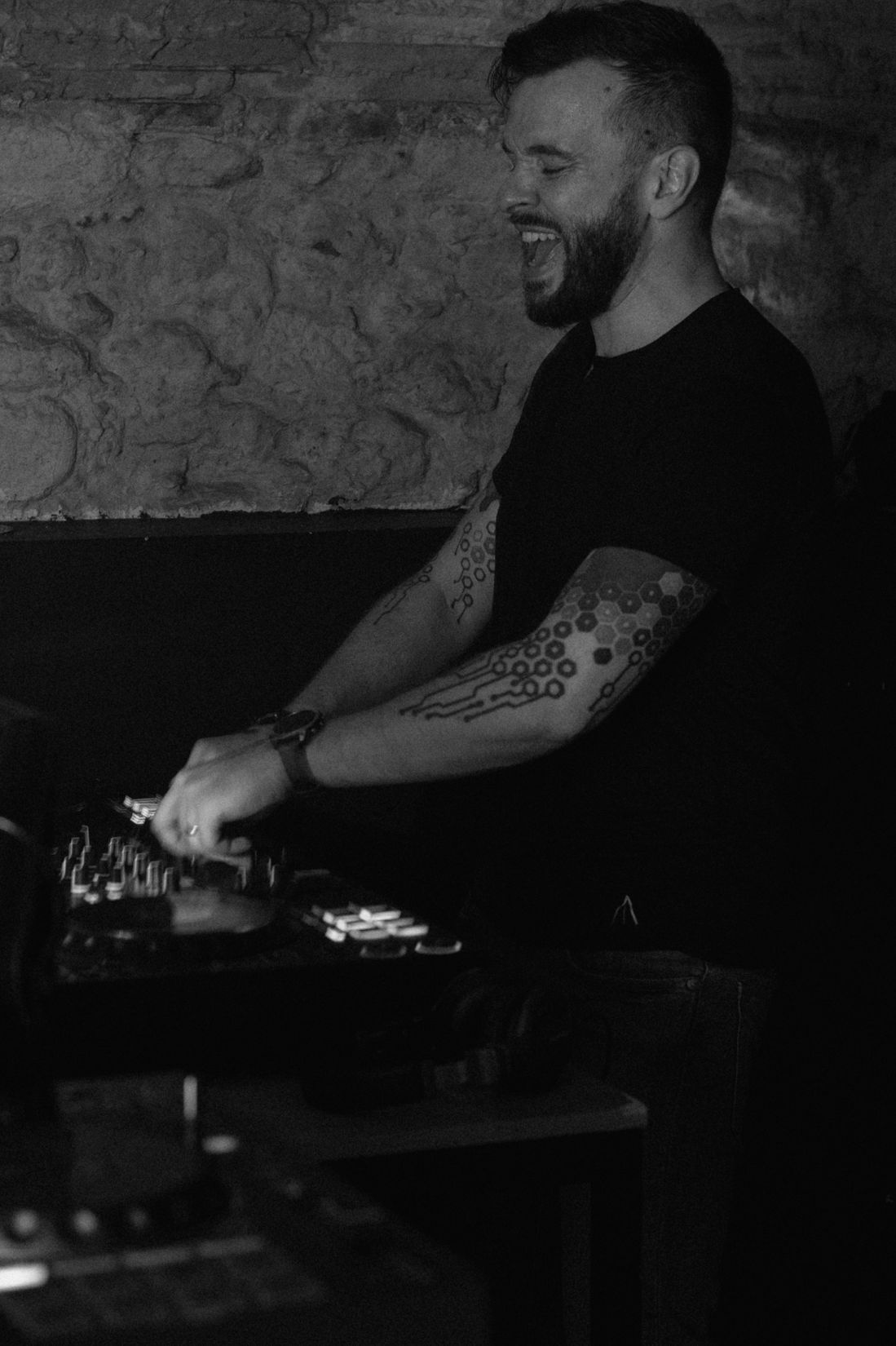 Λ-RKL laughing behind the decks, black and white